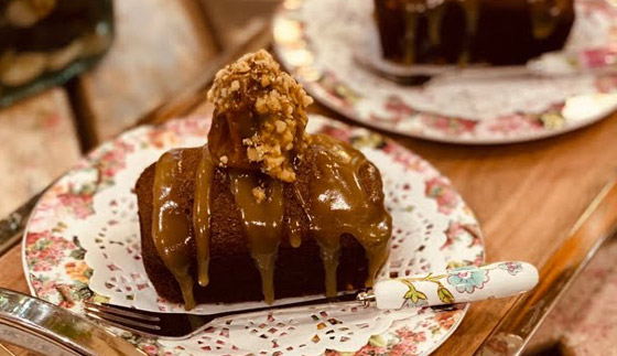 إليكم طريقة تحضير كعكة التمر بصوص التوفي الشهية صورة رقم 4