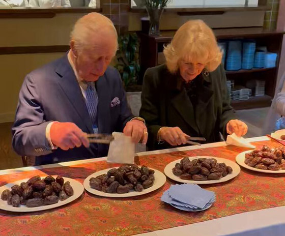 ملك وملكة بريطانيا يساعدان في تجهيزات رمضان.. فيديو وصور صورة رقم 1 ملك وملكة بريطانيا يساعدان في تجهيزات رمضان.. فيديو وصور صورة رقم 1