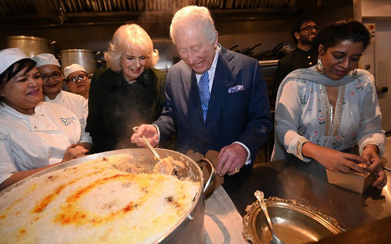 ملك وملكة بريطانيا يساعدان في تجهيزات رمضان.. فيديو وصور صورة رقم 3 ملك وملكة بريطانيا يساعدان في تجهيزات رمضان.. فيديو وصور صورة رقم 3