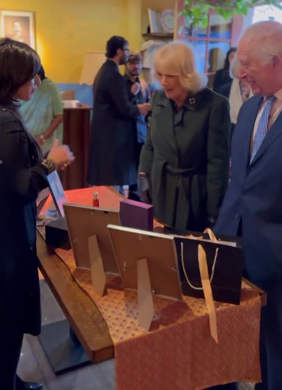 ملك وملكة بريطانيا يساعدان في تجهيزات رمضان.. فيديو وصور صورة رقم 7 ملك وملكة بريطانيا يساعدان في تجهيزات رمضان.. فيديو وصور صورة رقم 7