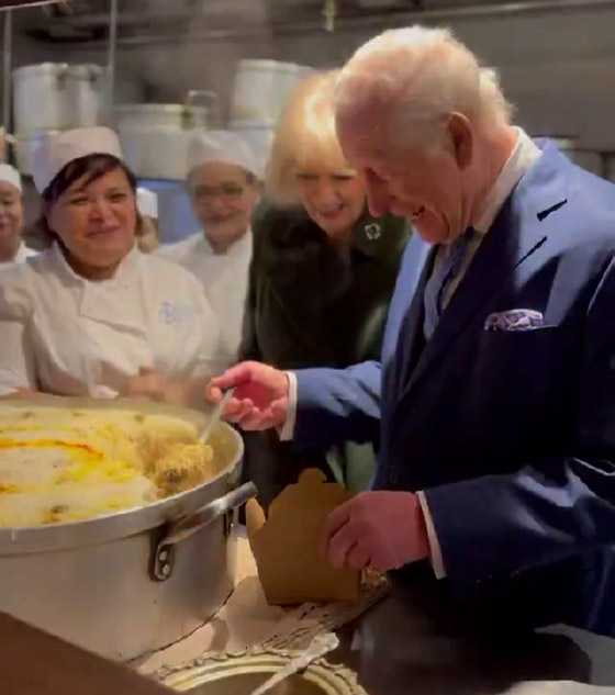 ملك وملكة بريطانيا يساعدان في تجهيزات رمضان.. فيديو وصور صورة رقم 4 ملك وملكة بريطانيا يساعدان في تجهيزات رمضان.. فيديو وصور صورة رقم 4