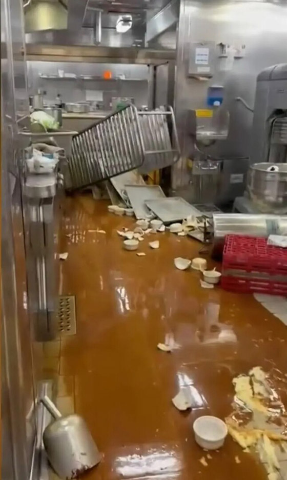 سفينة فاخرة في مهب الريح.. 40 ثانية من الإثارة والرعب تنتهي بإصابة 16 شخصا صورة رقم 3 سفينة فاخرة في مهب الريح.. 40 ثانية من الإثارة والرعب تنتهي بإصابة 16 شخصا صورة رقم 3