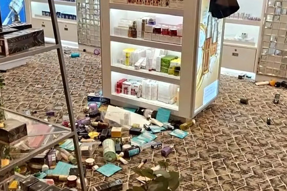 سفينة فاخرة في مهب الريح.. 40 ثانية من الإثارة والرعب تنتهي بإصابة 16 شخصا صورة رقم 4 سفينة فاخرة في مهب الريح.. 40 ثانية من الإثارة والرعب تنتهي بإصابة 16 شخصا صورة رقم 4