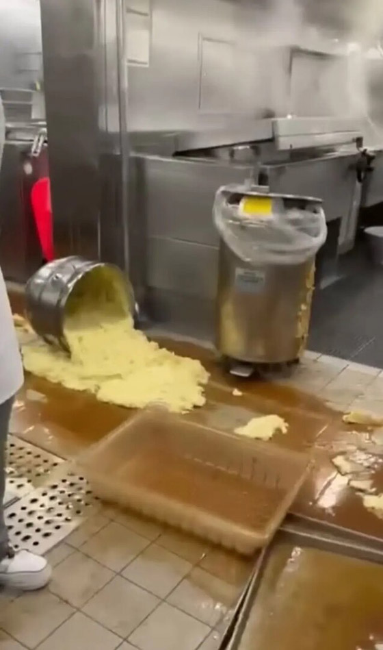 سفينة فاخرة في مهب الريح.. 40 ثانية من الإثارة والرعب تنتهي بإصابة 16 شخصا صورة رقم 5 سفينة فاخرة في مهب الريح.. 40 ثانية من الإثارة والرعب تنتهي بإصابة 16 شخصا صورة رقم 5