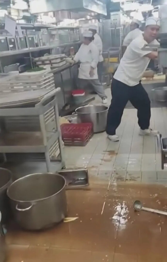 سفينة فاخرة في مهب الريح.. 40 ثانية من الإثارة والرعب تنتهي بإصابة 16 شخصا صورة رقم 6 سفينة فاخرة في مهب الريح.. 40 ثانية من الإثارة والرعب تنتهي بإصابة 16 شخصا صورة رقم 6