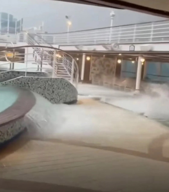 سفينة فاخرة في مهب الريح.. 40 ثانية من الإثارة والرعب تنتهي بإصابة 16 شخصا صورة رقم 7 سفينة فاخرة في مهب الريح.. 40 ثانية من الإثارة والرعب تنتهي بإصابة 16 شخصا صورة رقم 7