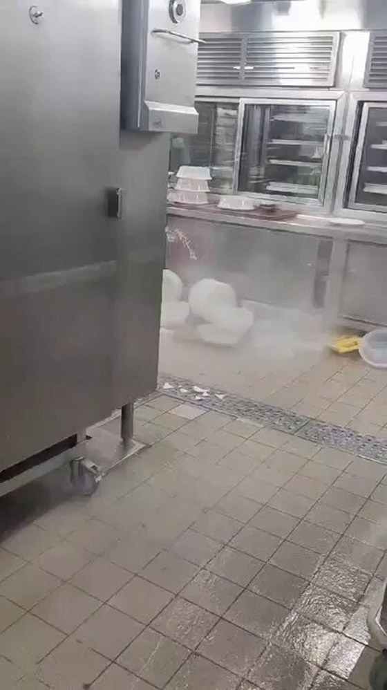 سفينة فاخرة في مهب الريح.. 40 ثانية من الإثارة والرعب تنتهي بإصابة 16 شخصا صورة رقم 8 سفينة فاخرة في مهب الريح.. 40 ثانية من الإثارة والرعب تنتهي بإصابة 16 شخصا صورة رقم 8