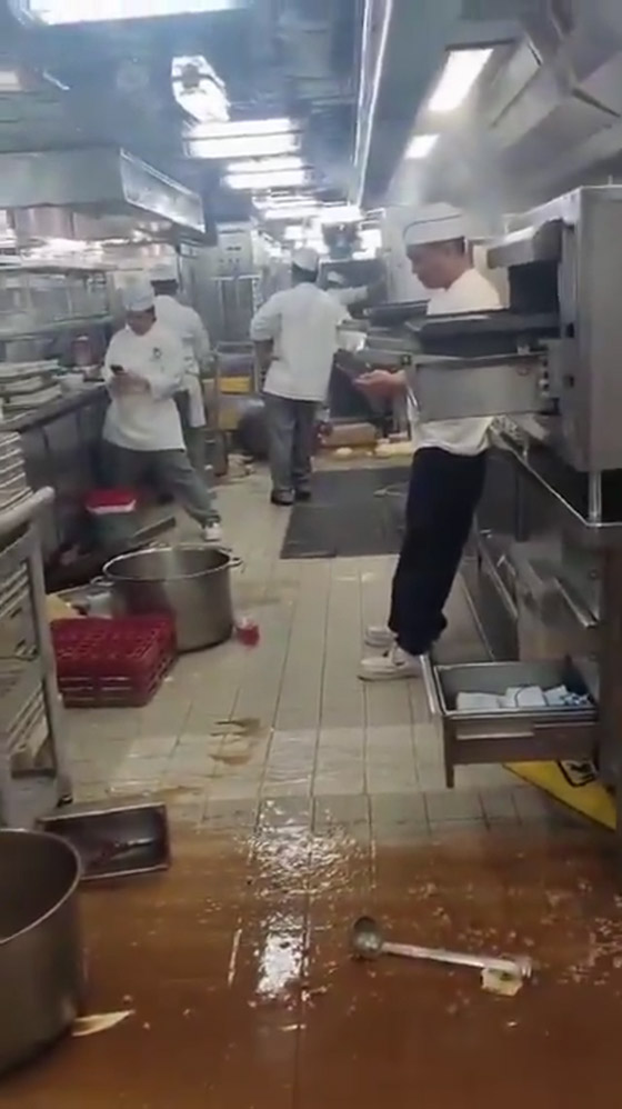 سفينة فاخرة في مهب الريح.. 40 ثانية من الإثارة والرعب تنتهي بإصابة 16 شخصا صورة رقم 9 سفينة فاخرة في مهب الريح.. 40 ثانية من الإثارة والرعب تنتهي بإصابة 16 شخصا صورة رقم 9