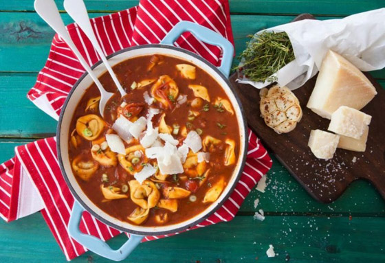 إليكم طريقة تحضير شوربة الفاصوليا والتورتيليني الإيطالية بالجبنة صورة رقم 1