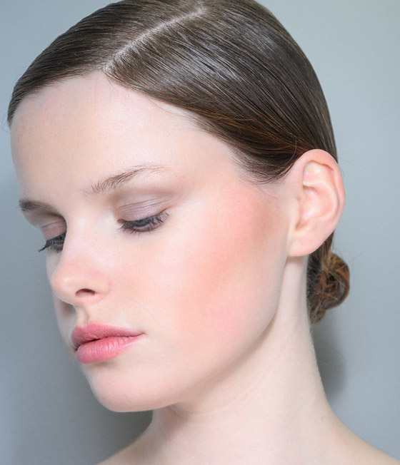 صورة رقم 2 - احتفلي بجمالك في يوم المرأة العالمي بصيحات مكياج ساحرة موضة 2025 صورة رقم 2 - احتفلي بجمالك في يوم المرأة العالمي بصيحات مكياج ساحرة موضة 2025