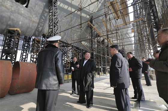 زعيم كوريا الشمالية يتوعد: غواصاتنا النووية تصل لأي مكان بلا قيود! صورة رقم 2 زعيم كوريا الشمالية يتوعد: غواصاتنا النووية تصل لأي مكان بلا قيود! صورة رقم 2