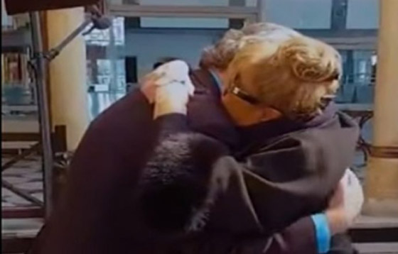 منى واصف تلتقي بابنها الذي غادر سوريا قبل 20 عاماً لمعارضته النظام صورة رقم 1