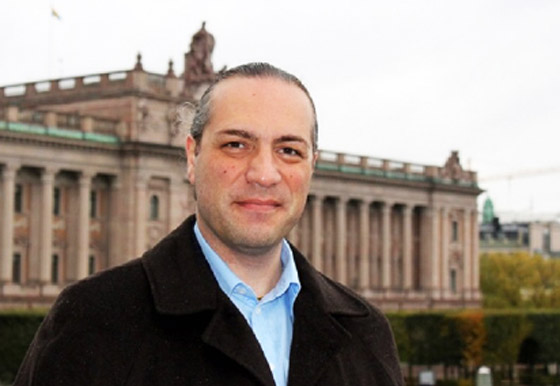 منى واصف تلتقي بابنها الذي غادر سوريا قبل 20 عاماً لمعارضته النظام صورة رقم 5