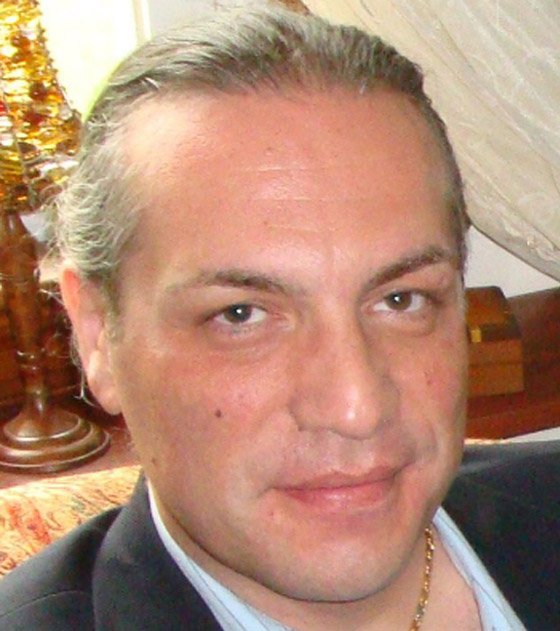 منى واصف تلتقي بابنها الذي غادر سوريا قبل 20 عاماً لمعارضته النظام صورة رقم 7