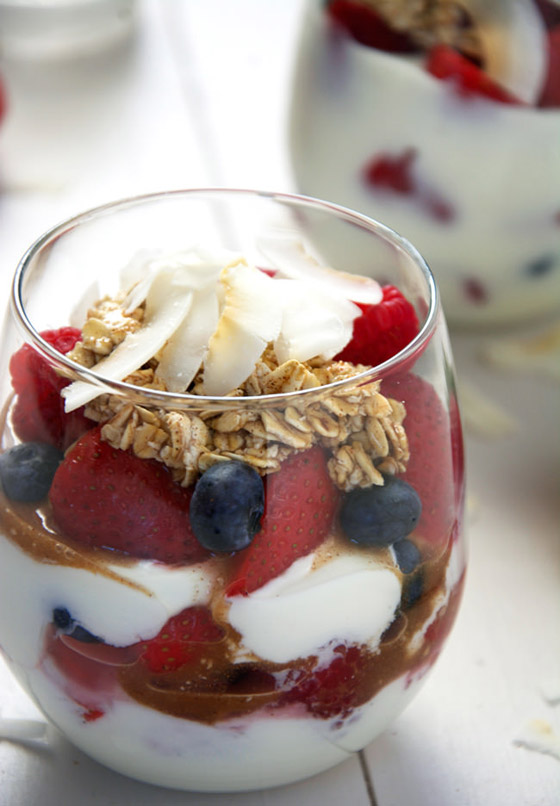 صورة رقم 4 - إليكم طريقة تحضير بارفيه الشوفان بالزبادي والفواكه للسحور صورة رقم 4 - إليكم طريقة تحضير بارفيه الشوفان بالزبادي والفواكه للسحور