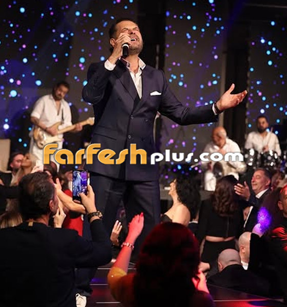 مُعجبة تُعانق راغب علامة على المسرح وتُقبل وجهه ويده والجمهور يعلَق: الله يعين مرتو! صورة رقم 10