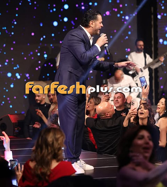 مُعجبة تُعانق راغب علامة على المسرح وتُقبل وجهه ويده والجمهور يعلَق: الله يعين مرتو! صورة رقم 11