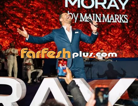 مُعجبة تُعانق راغب علامة على المسرح وتُقبل وجهه ويده والجمهور يعلَق: الله يعين مرتو! صورة رقم 8