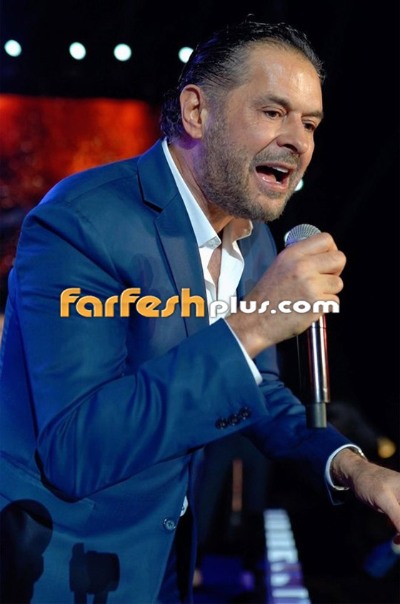 مُعجبة تُعانق راغب علامة على المسرح وتُقبل وجهه ويده والجمهور يعلَق: الله يعين مرتو! صورة رقم 9