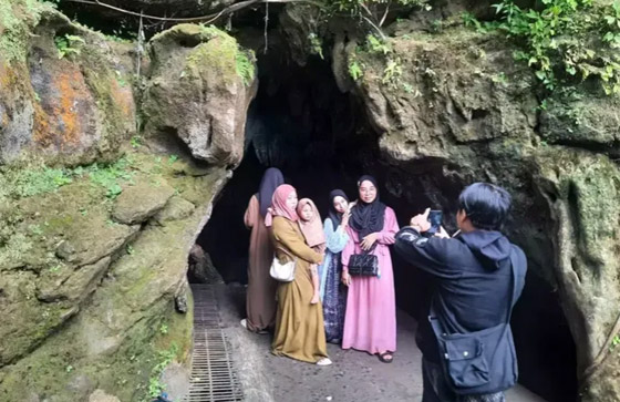 بحثا عن ممر سري إلى مكة.. أندونيسيون يتوافدون إلى كهف صافارودي في رمضان صورة رقم 1