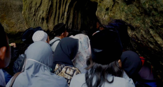 بحثا عن ممر سري إلى مكة.. أندونيسيون يتوافدون إلى كهف صافارودي في رمضان صورة رقم 2