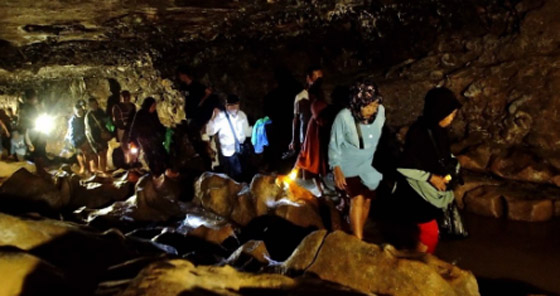 بحثا عن ممر سري إلى مكة.. أندونيسيون يتوافدون إلى كهف صافارودي في رمضان صورة رقم 4