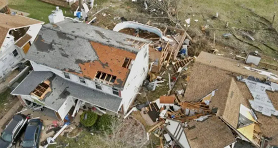 أعاصير وحرائق غابات وعواصف رملية في الولايات المتحدة تُخلّف قتلى وأضراراً جسيمة صورة رقم 2