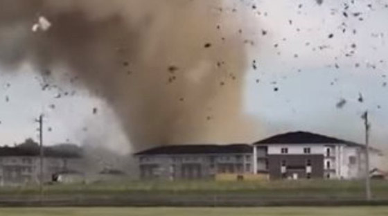 أعاصير وحرائق غابات وعواصف رملية في الولايات المتحدة تُخلّف قتلى وأضراراً جسيمة صورة رقم 5