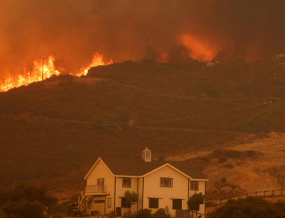 أعاصير وحرائق غابات وعواصف رملية في الولايات المتحدة تُخلّف قتلى وأضراراً جسيمة صورة رقم 6