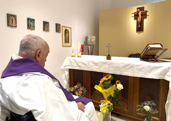 من المستشفى.. أول صورة للبابا فرنسيس بعد أزمته الصحية صورة رقم 1