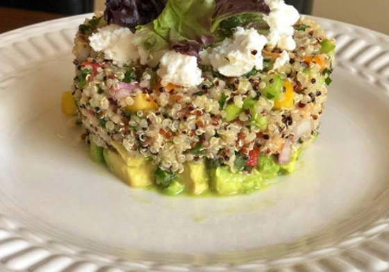 اليكم طريقة تحضير «الكينوا والأفوكادو والمانجو».. سلطة التوازن والجمال صورة رقم 3