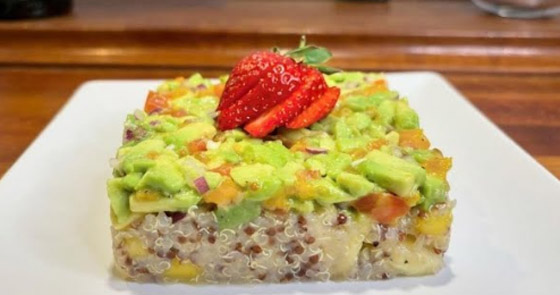 اليكم طريقة تحضير «الكينوا والأفوكادو والمانجو».. سلطة التوازن والجمال صورة رقم 4