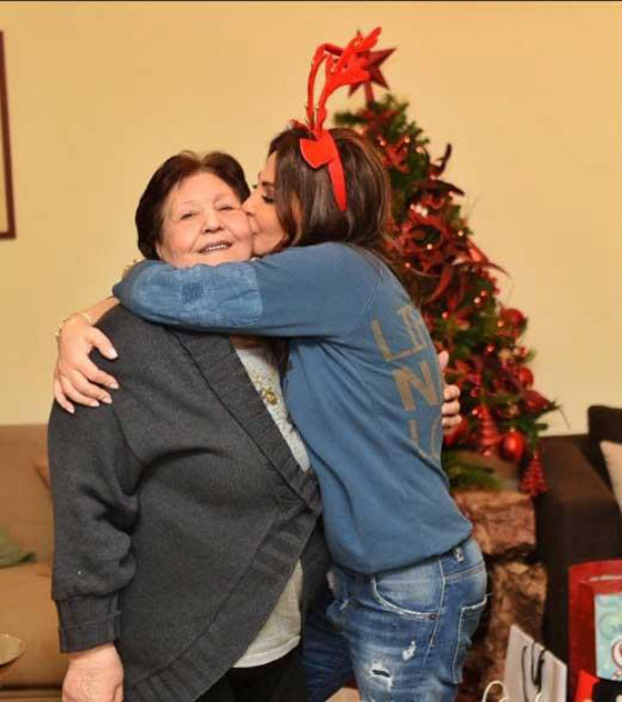 صورة إليسا في شبابها قبل عمليات التجميل، مع والدتها صورة رقم 1