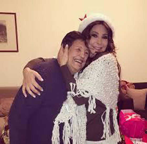 صورة إليسا في شبابها قبل عمليات التجميل، مع والدتها صورة رقم 3