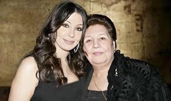 صورة إليسا في شبابها قبل عمليات التجميل، مع والدتها صورة رقم 4