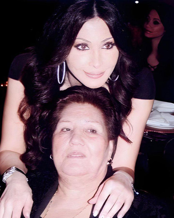 صورة إليسا في شبابها قبل عمليات التجميل، مع والدتها صورة رقم 5