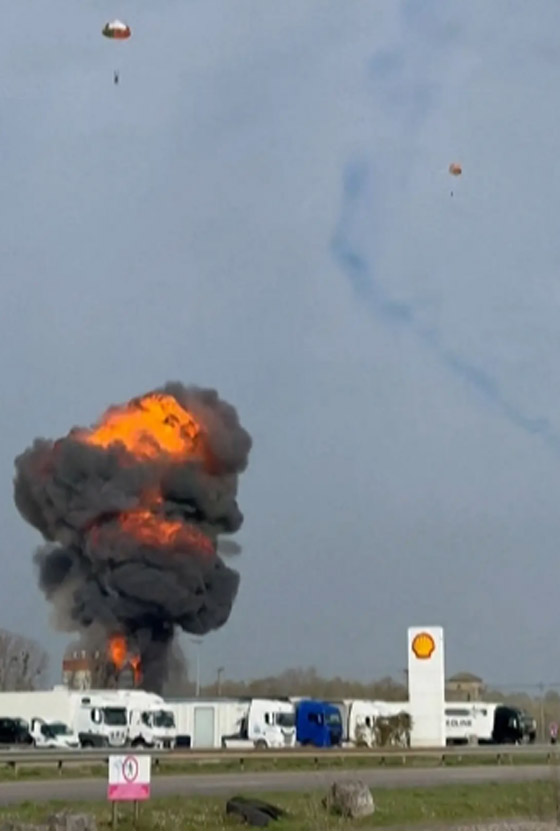 فيديو.. اصطدام طائرتين عسكريتين فرنسيتين خلال عرض جوي صورة رقم 2