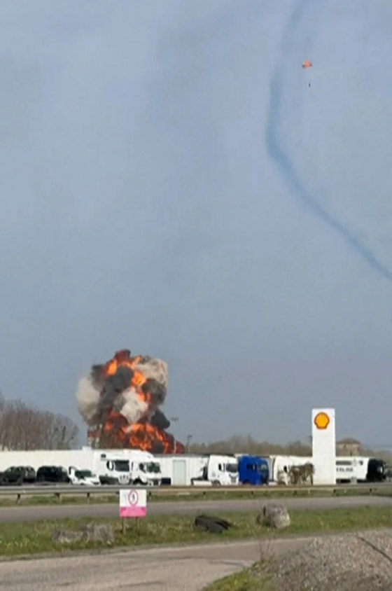 فيديو.. اصطدام طائرتين عسكريتين فرنسيتين خلال عرض جوي صورة رقم 3