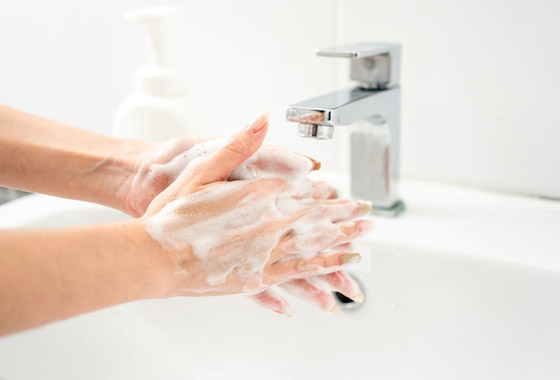 أشياء تجعل يديكِ تتقدمان في العمر بشكل أسرع.. تجنبيها صورة رقم 1