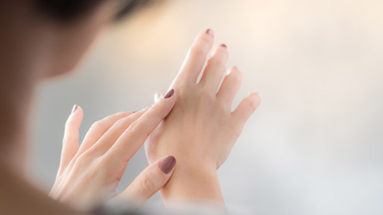 أشياء تجعل يديكِ تتقدمان في العمر بشكل أسرع.. تجنبيها صورة رقم 4