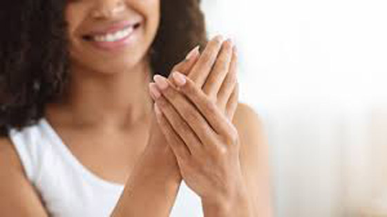 أشياء تجعل يديكِ تتقدمان في العمر بشكل أسرع.. تجنبيها صورة رقم 5