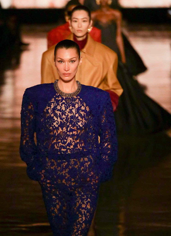 خناقة بيلا جديد مع صديقها فاي خضرا اثناء أسبوع الموضة في باريس! صورة رقم 10