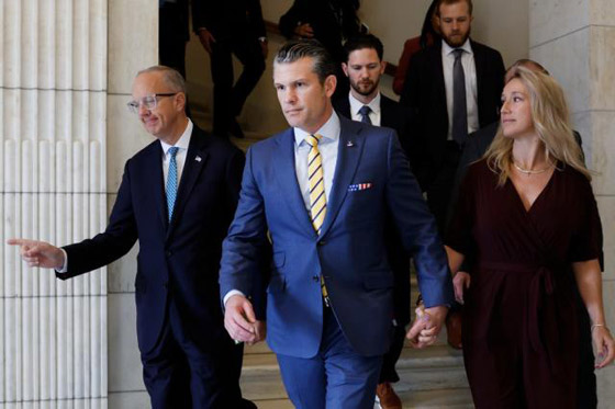 وزير الدفاع الأميركي اصطحب زوجته إلى 