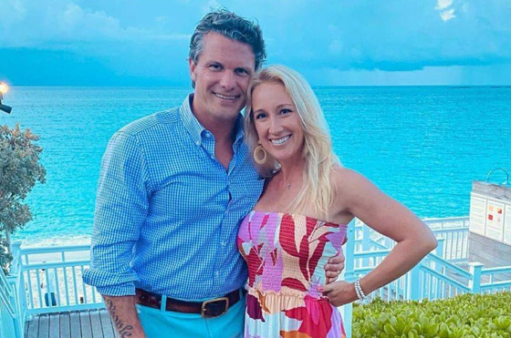 وزير الدفاع الأميركي اصطحب زوجته إلى 