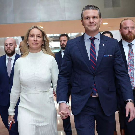 وزير الدفاع الأميركي اصطحب زوجته إلى 