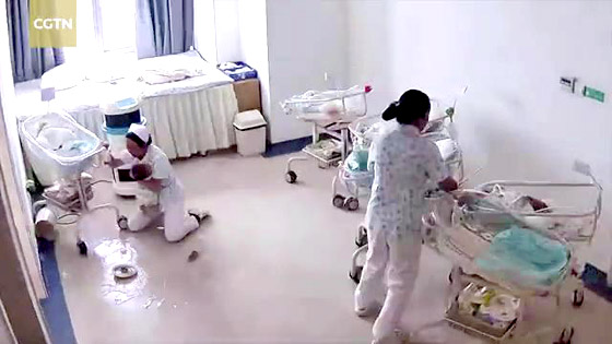 فيديو.. شجاعة نادرة لممرضتين تنقذان أطفالًا حديثي الولادة أثناء الزلزال صورة رقم 2