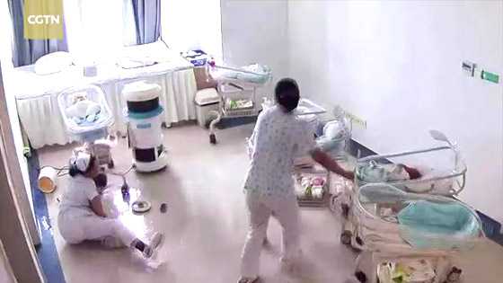 فيديو.. شجاعة نادرة لممرضتين تنقذان أطفالًا حديثي الولادة أثناء الزلزال صورة رقم 1