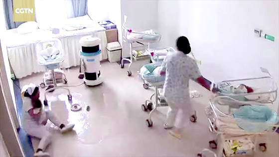 فيديو.. شجاعة نادرة لممرضتين تنقذان أطفالًا حديثي الولادة أثناء الزلزال صورة رقم 4