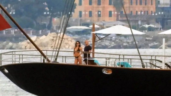 كيف يستعد الملياردير جيف بيزوس وخطيبته الحسناء لزفافهما؟ رحلة تسوق ملكية صورة رقم 2