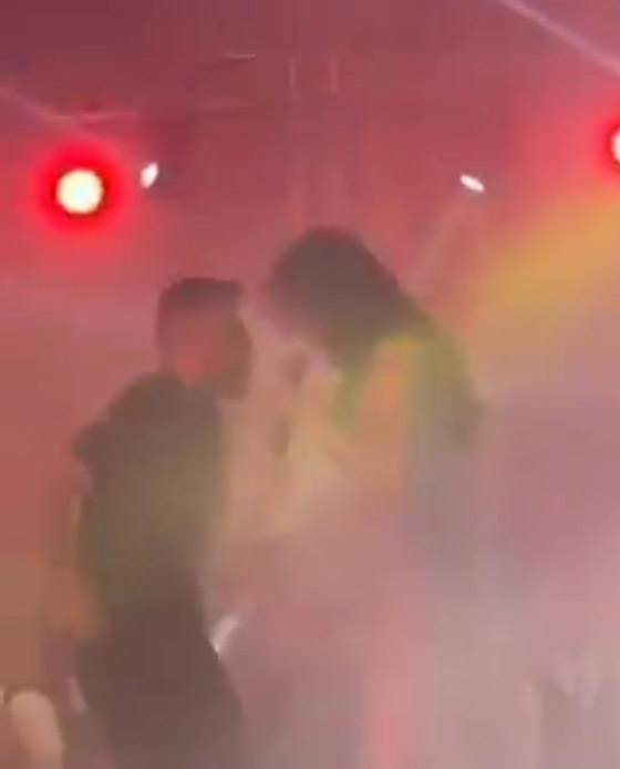 معجب يفاجئ سيرين عبد النور ويقتحم المسرح اثناء حفلها في الاردن! كيف كان رد فعلها؟ صورة رقم 1